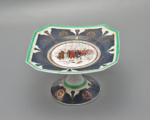 Старинное блюдо на ножке «Отступление Наполеона из Москвы», фарфор, Гарднер, 1870-1900 гг.