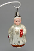 Советская стеклянная елочная игрушка «Девочка с куклой в белой шубке», 1950-е