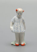 Фигурка-миниатюра «Девочка в платье в горошек», скульптор Шестопалов В. А., Первомайский фарфоровый завод (Песочное), 1940-50 гг.
