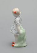 Фигурка-миниатюра «Девочка в платье в горошек», скульптор Шестопалов В. А., Первомайский фарфоровый завод (Песочное), 1940-50 гг.