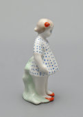 Фигурка-миниатюра «Девочка в платье в горошек», скульптор Шестопалов В. А., Первомайский фарфоровый завод (Песочное), 1940-50 гг.