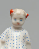 Фигурка-миниатюра «Девочка в платье в горошек», скульптор Шестопалов В. А., Первомайский фарфоровый завод (Песочное), 1940-50 гг.