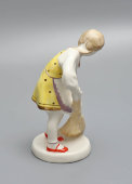 Статуэтка «Девочка с веником» (Юная помощница), скульптор Л. Н. Сморгон, фарфор ЛЗФИ, 1950-60 гг.