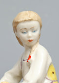 Статуэтка «Девочка с веником» (Юная помощница), скульптор Л. Н. Сморгон, фарфор ЛЗФИ, 1950-60 гг.