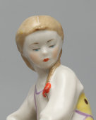 Статуэтка «Девочка с веником» (Юная помощница), скульптор Л. Н. Сморгон, фарфор ЛЗФИ, 1950-60 гг.