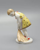 Статуэтка «Девочка с веником» (Юная помощница), скульптор Л. Н. Сморгон, фарфор ЛЗФИ, 1950-60 гг.