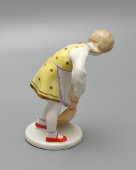 Статуэтка «Девочка с веником» (Юная помощница), скульптор Л. Н. Сморгон, фарфор ЛЗФИ, 1950-60 гг.