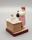 Скульптура «Крестьянка, играющая с ребенком», бисквит, Гарднер, 19 в.