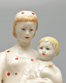 Советская фарфоровая фигурка «Мама с ребенком, кормящие кур», фабрика «Красный фарфорист» в Чудово
