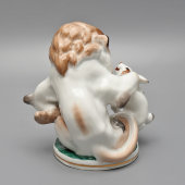 Статуэтка «Заяц во хмелю» (Лев и заяц), скульптор Воробьев Б. Я., фарфор ЛФЗ, 1950-60 гг.