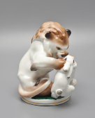 Статуэтка «Заяц во хмелю» (Лев и заяц), скульптор Воробьев Б. Я., фарфор ЛФЗ, 1950-60 гг.