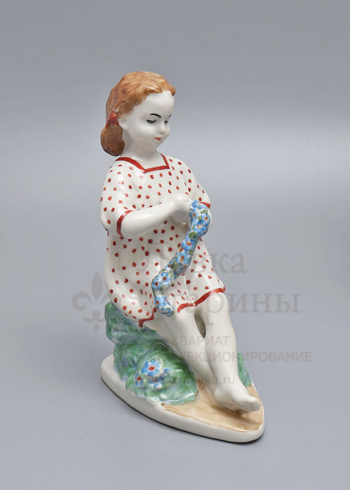 Купить статуэтку Гжель «Девочка, плетущая венок», скульптор
