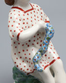 Статуэтка в редкой росписи «Девочка, плетущая венок», скульптор Т. Н. Сапожникова, Гжель, 1950-60 гг.