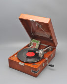 Винтажный патефон-чемоданчик «Дружба» в деревянном корпусе, модель ПГ-54, Артель «Граммофон», Ленинград, кон. 1950-х 