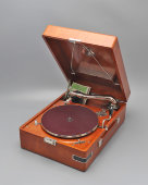 Винтажный патефон-чемоданчик «Дружба» в деревянном корпусе, модель ПГ-54, Артель «Граммофон», Ленинград, кон. 1950-х 