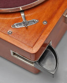 Винтажный патефон-чемоданчик «Дружба» в деревянном корпусе, модель ПГ-54, Артель «Граммофон», Ленинград, кон. 1950-х 