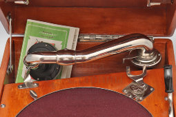 Винтажный патефон-чемоданчик «Дружба» в деревянном корпусе, модель ПГ-54, Артель «Граммофон», Ленинград, кон. 1950-х 