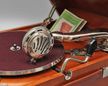 Винтажный патефон-чемоданчик «Дружба» в деревянном корпусе, модель ПГ-54, Артель «Граммофон», Ленинград, кон. 1950-х 