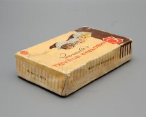 Картонная коробочка из-под сладостей «Сливочная помадка с цукатом»​, фабрика «Красный Октябрь», Москва