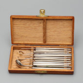 Старинный набор хирургических инструментов со скальпелями, сталь, деревянный футляр, фабрика Шаплыгиных, Россия, кон. 19, нач. 20 вв.