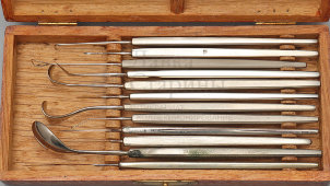 Старинный набор хирургических инструментов со скальпелями, сталь, деревянный футляр, фабрика Шаплыгиных, Россия, кон. 19, нач. 20 вв.