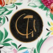 Тарелка с изображением серпа и молота на черном фоне в окружении цветов и фруктов, художник Чехонин С. В., фарфор ГФЗ, 1920 г.