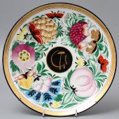 Тарелка с изображением серпа и молота на черном фоне в окружении цветов и фруктов, художник Чехонин С. В., фарфор ГФЗ, 1920 г.