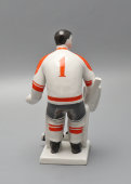 Статуэтка «Вратарь» (хоккеист), скульптор Никонова И. Н., художник Лупанова Е. Н., фарфор, ЛФЗ, 1960-е
