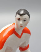 Статуэтка «Вратарь» (хоккеист), скульптор Никонова И. Н., художник Лупанова Е. Н., фарфор, ЛФЗ, 1960-е