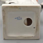 Статуэтка «Вратарь» (хоккеист), скульптор Никонова И. Н., художник Лупанова Е. Н., фарфор, ЛФЗ, 1960-е