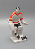 Статуэтка «Вратарь» (хоккеист), скульптор Никонова И. Н., художник Лупанова Е. Н., фарфор, ЛФЗ, 1960-е