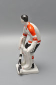 Статуэтка «Вратарь» (хоккеист), скульптор Никонова И. Н., художник Лупанова Е. Н., фарфор, ЛФЗ, 1960-е
