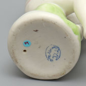 Статуэтка «Мальчик с бабочкой», скульптор Бобик Н. Ф., Полонский ЗХК, 1950-60 гг.