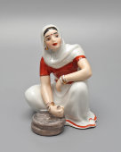 Статуэтка «Индианка», скульптор Жникруп О. Л.,​ фарфор, Киевский ЭКХЗ, 1955-62 гг.