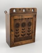 Настенный деревянный шкафчик, аптечка, по эскизам Поленовой Е. Д., Абрамцево, 1900-е