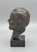 Большой кабинетный бюст «Эрнест Хемингуэй», скульптор Сью Якобсен, бронза, природный камень, США, 2000-е