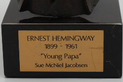 Большой кабинетный бюст «Эрнест Хемингуэй», скульптор Сью Якобсен, бронза, природный камень, США, 2000-е