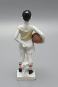 Статуэтка «Юный вратарь в желтой майке» (Футболист), скульптор Венкова И. А., фарфор ЛФЗ, 1960-е
