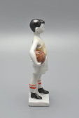 Статуэтка «Юный вратарь в желтой майке» (Футболист), скульптор Венкова И. А., фарфор ЛФЗ, 1960-е