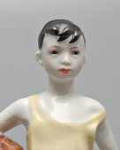 Статуэтка «Юный вратарь в желтой майке» (Футболист), скульптор Венкова И. А., фарфор ЛФЗ, 1960-е