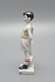 Статуэтка «Юный вратарь в желтой майке» (Футболист), скульптор Венкова И. А., фарфор ЛФЗ, 1960-е