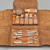 Старинный дорожный медицинский набор​ врача в кожаном футляре: инструменты, флаконы с лекарством, подарок хирургу, Европа, нач. 20 в.