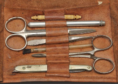 Старинный дорожный медицинский набор​ врача в кожаном футляре: инструменты, флаконы с лекарством, подарок хирургу, Европа, нач. 20 в.