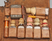 Старинный дорожный медицинский набор​ врача в кожаном футляре: инструменты, флаконы с лекарством, подарок хирургу, Европа, нач. 20 в.