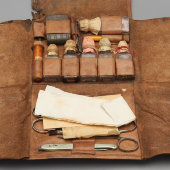 Старинный дорожный медицинский набор​ врача в кожаном футляре: инструменты, флаконы с лекарством, подарок хирургу, Европа, нач. 20 в.