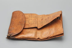 Старинный дорожный медицинский набор​ врача в кожаном футляре: инструменты, флаконы с лекарством, подарок хирургу, Европа, нач. 20 в.