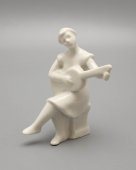 Советская фарфоровая статуэтка «Девушка с гитарой», скульптор Артамонова О. С., белье, Вербилки