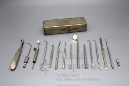 Старинные стоматологические инструменты в коробке
