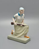 Фигурка «Ворошиловский стрелок» (Осоавиахимовка), скульптор Сорокин А. Д., фарфор, Городница, 1930-е