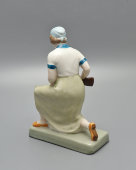 Фигурка «Ворошиловский стрелок» (Осоавиахимовка), скульптор Сорокин А. Д., фарфор, Городница, 1930-е